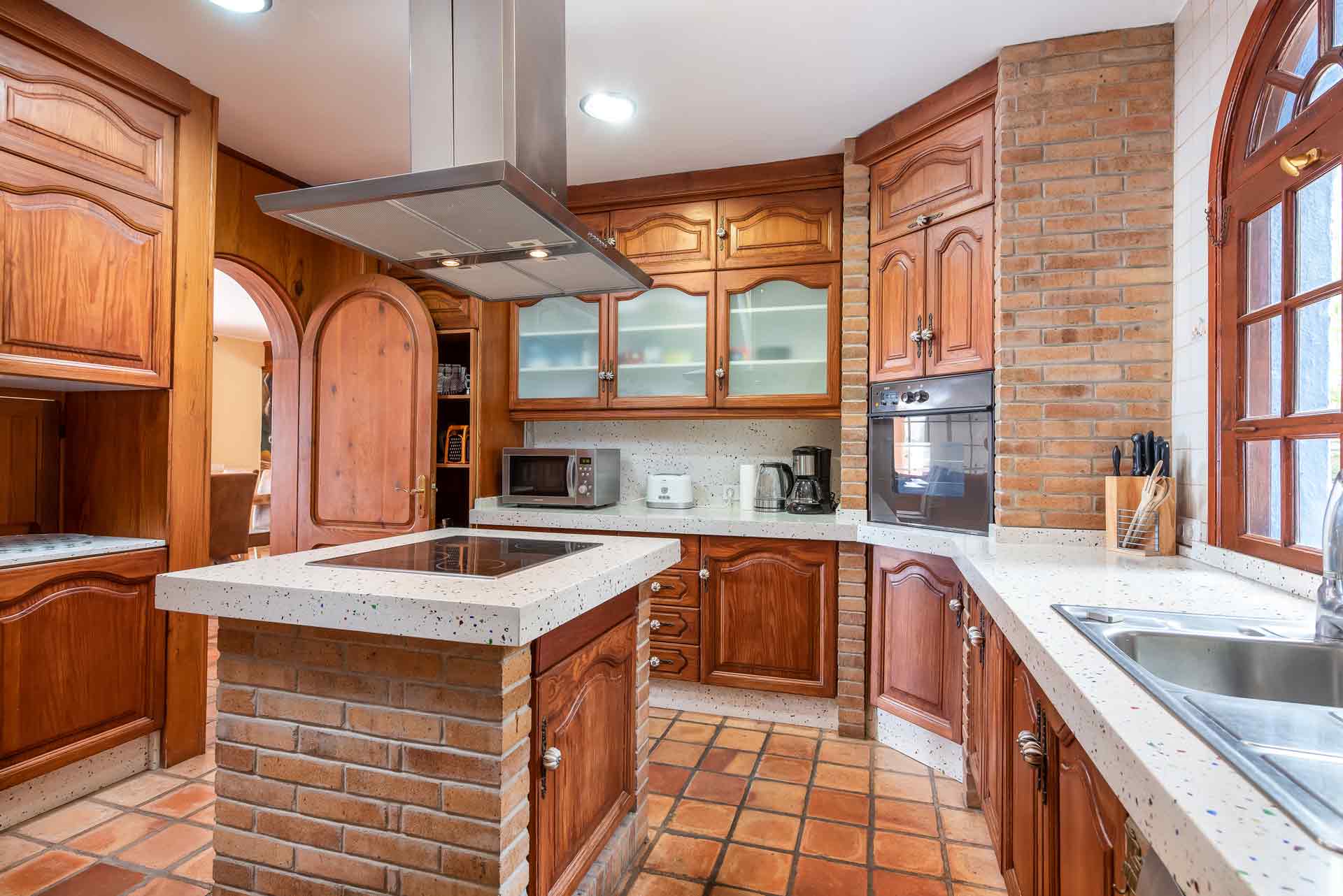 Villa andalucÃa, ferien villa in süd teneriffa, chayofa bei los ... Küche mit kochinsel und sitzgelegenheit