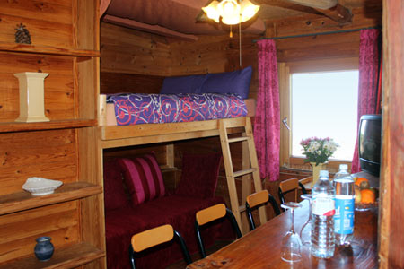 Teneriffa Finca San, Wohnzimmer mit rustikaler Bartheke  