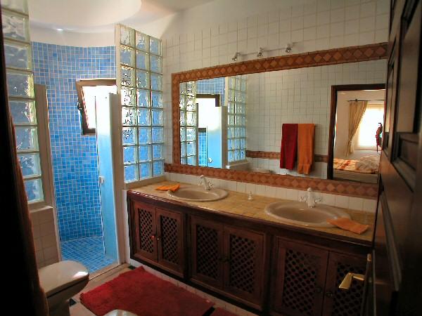 Teneriffa Finca Tropical Bad mit Runddusche und Doppelwaschbecken