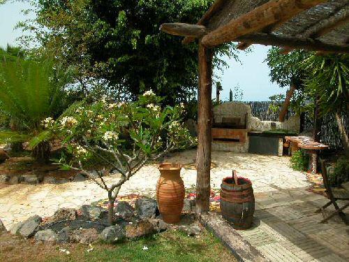 Teneriffa Finca Tropical Gedeckter Grillplatz im weitläufigen Gartenr
