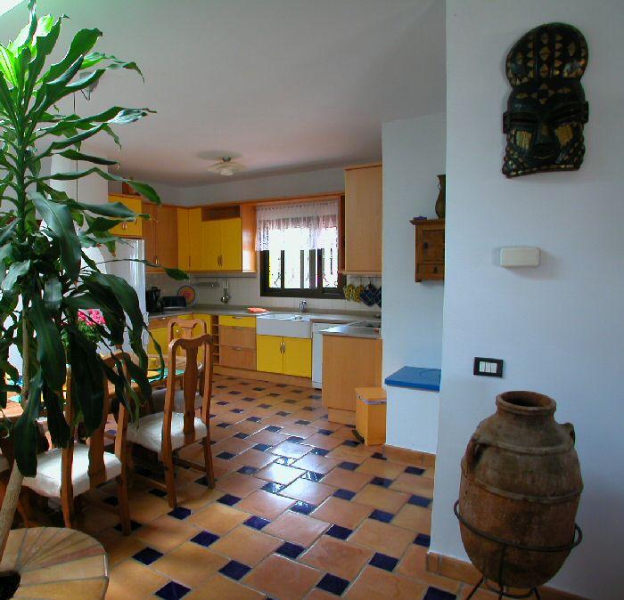 Teneriffa Finca Tropical Küche im offenen Wohnraum
