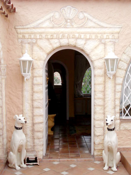 Eingang mit Hundestatuen Villa Sur