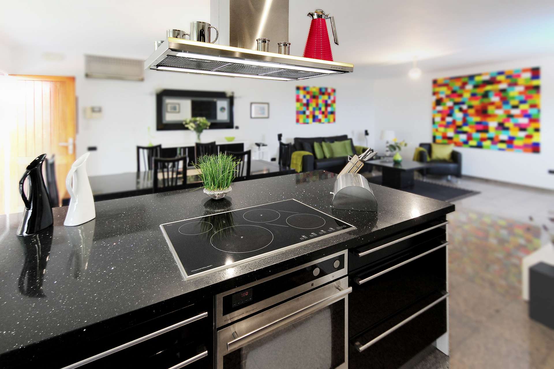 Eine vollausgestattete Küche mit großer Kochinsel ist im großen Wohnbereich integriert.