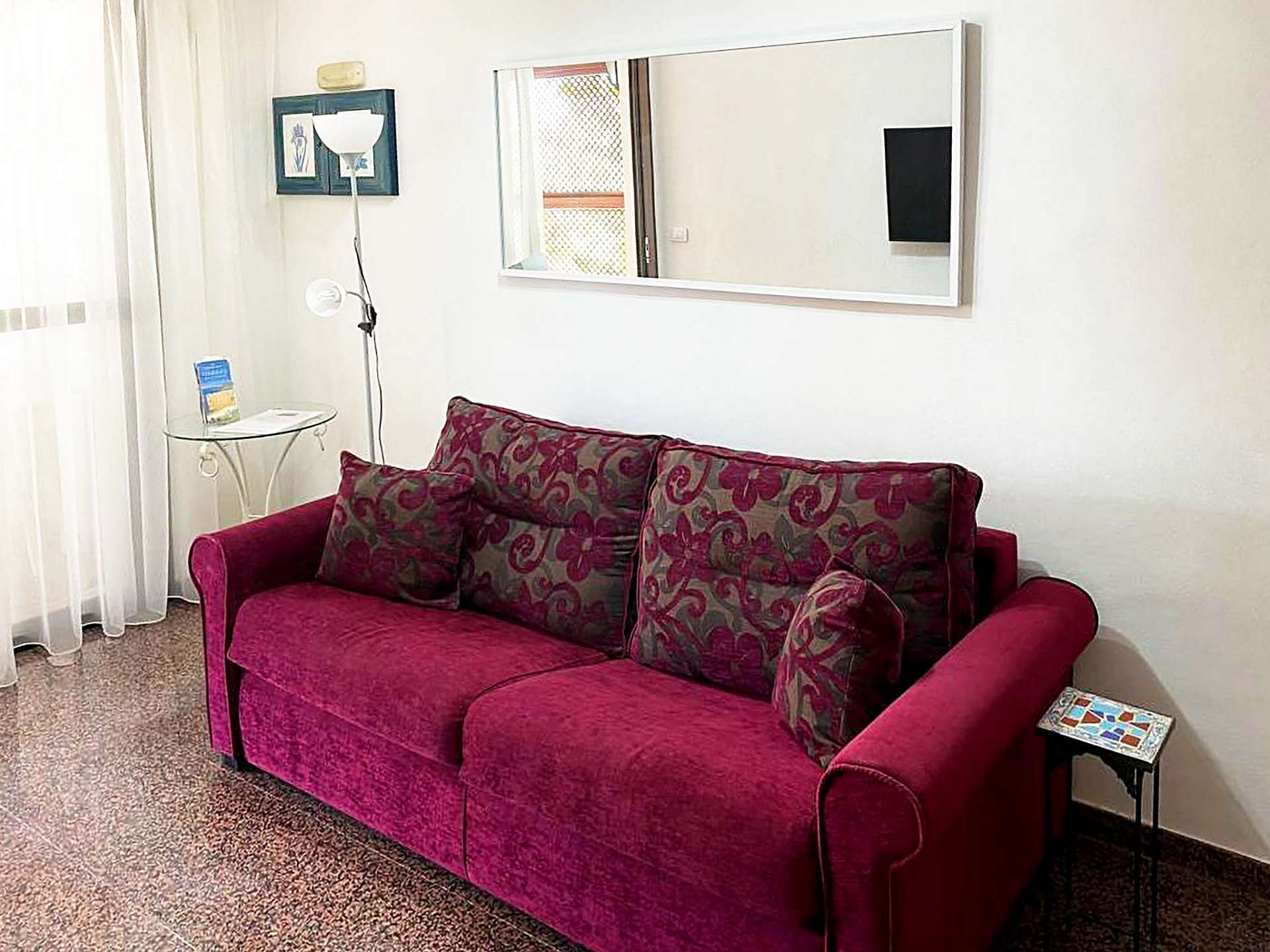 Ein Sofa bietet Platz zum Entspannen und schafft durch die Schlaffunktion zwei zusätzliche Schlafplätze.