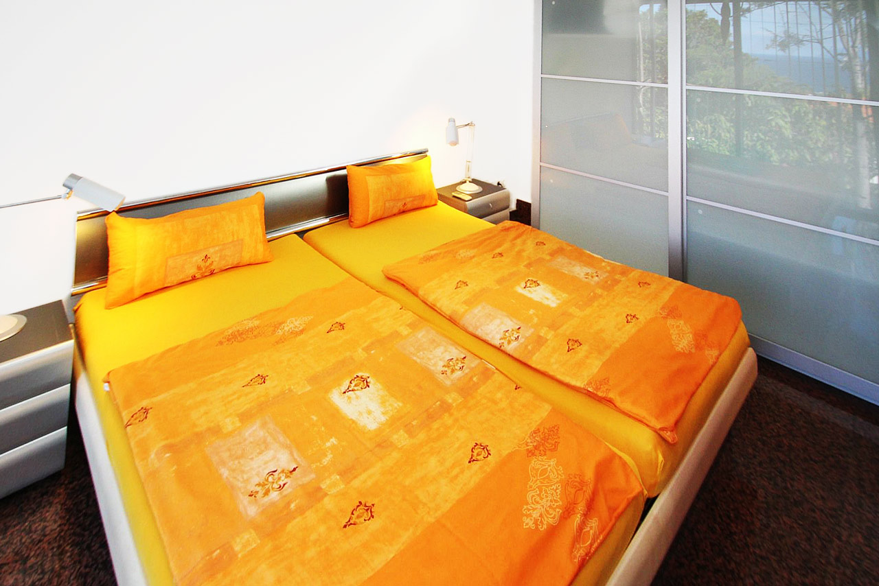 Der Schlafbereich mit großem Doppelbett.