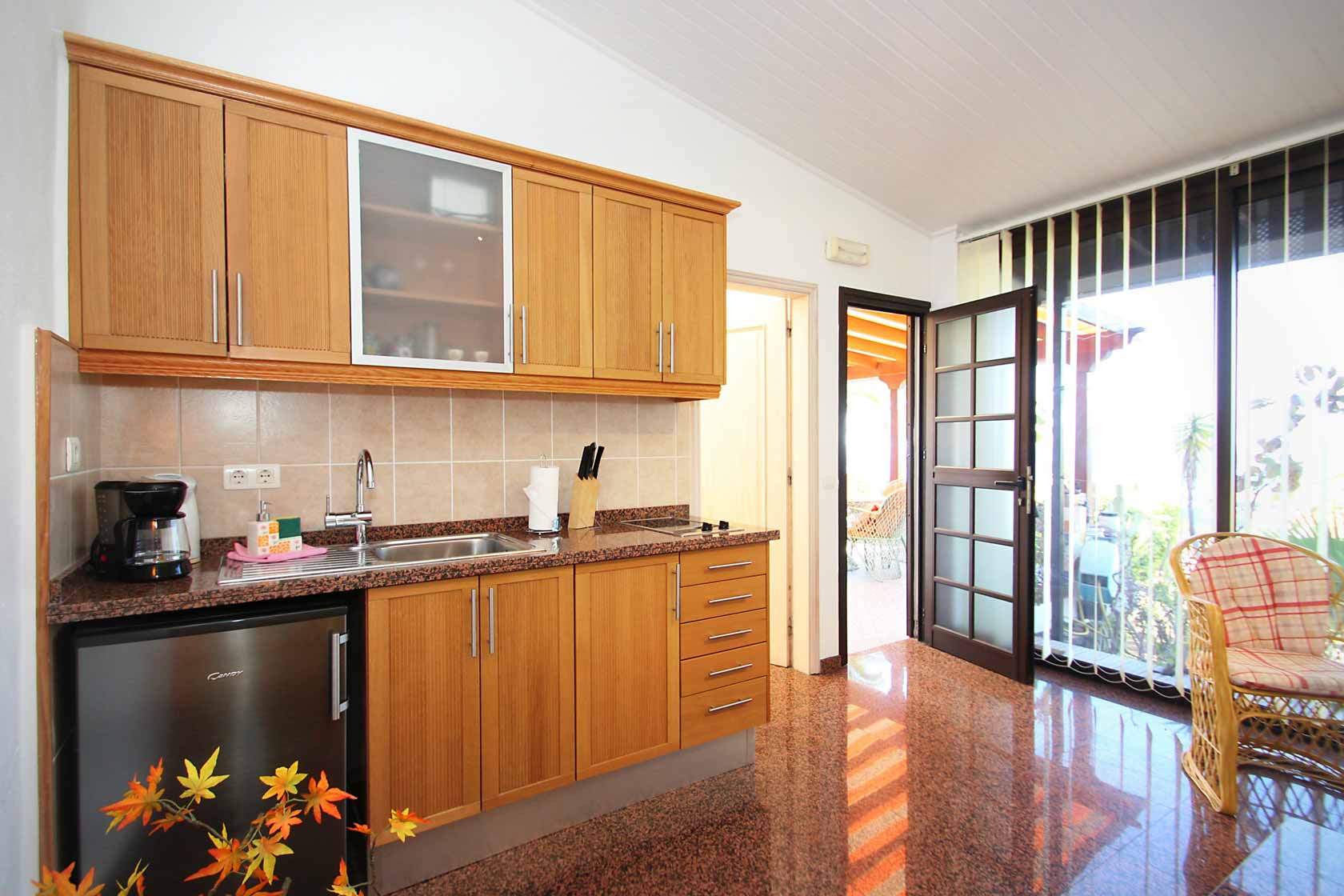 Der Wohnbereich hat eine integrierte kleine Küchenzeile. Grill und eine Paella-Pfanne finden Sie auf der Terrasse