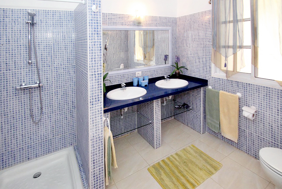 Bathroom with shower and double washbasin