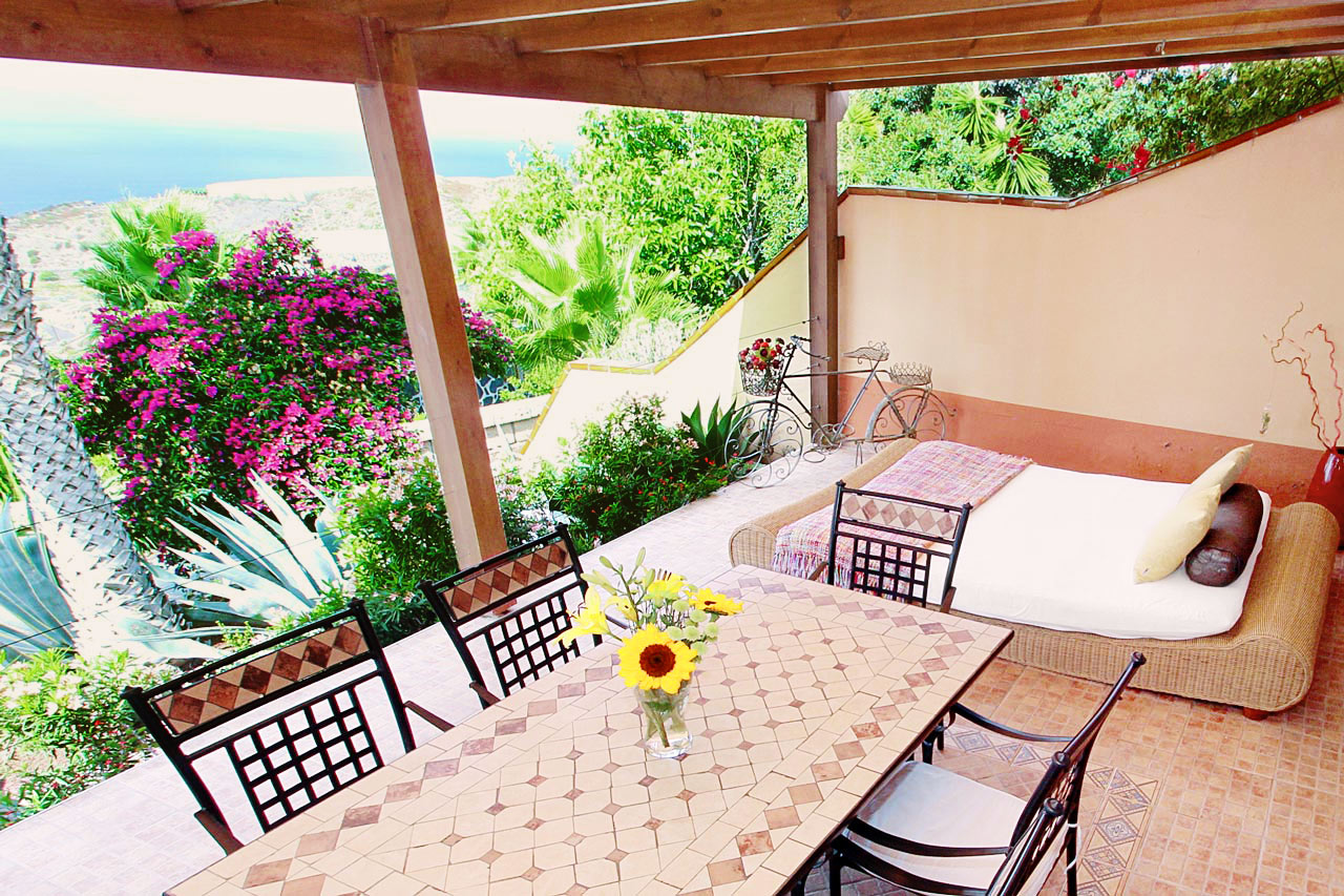 Die Terrasse von Casa Alhambra ist Ihr "Wohnzimmer" mit Meerblick.