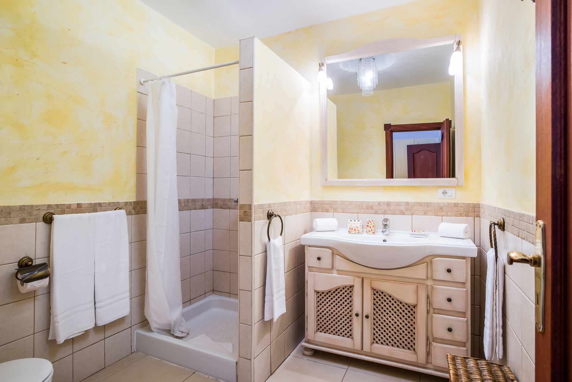 Zwei der vier Schlafzimmer in Casa Marbella verfügen über ein Bad en suite.
