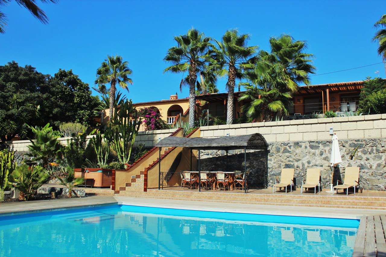 Casa Marbella Die überdachte Terrasse mit Grill