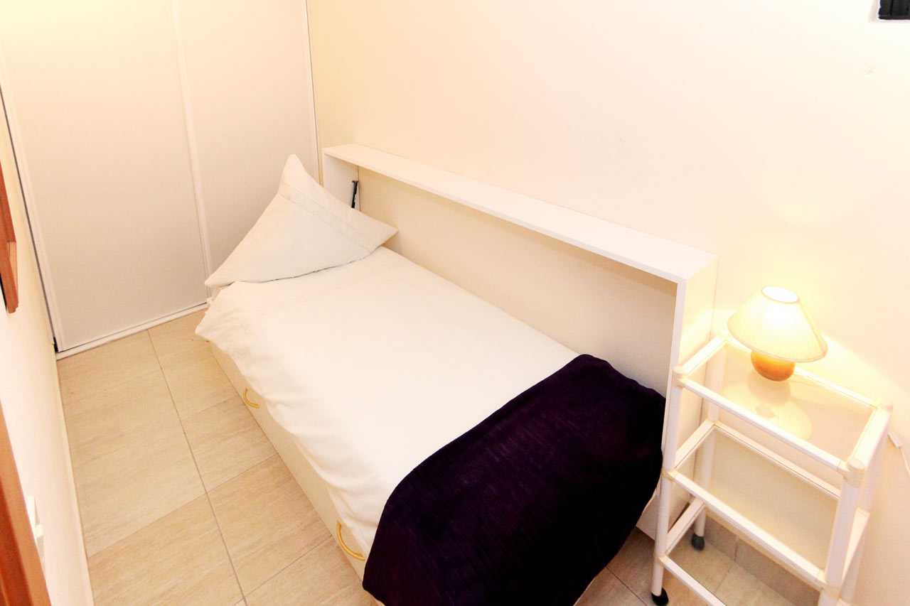 Das kleine Schlafzimmer ist mit einem einklappbaren Einzelbett ausgestattet.