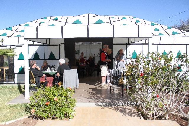 Das Veranstaltungszelt ist der Ort für unsere Finca-Feste. Wenn die Tische edel eingedeckt sind 
und der Wein sich tiefrot in die Gläser gießt, 
finden bis zu 50 Personen hier Platz